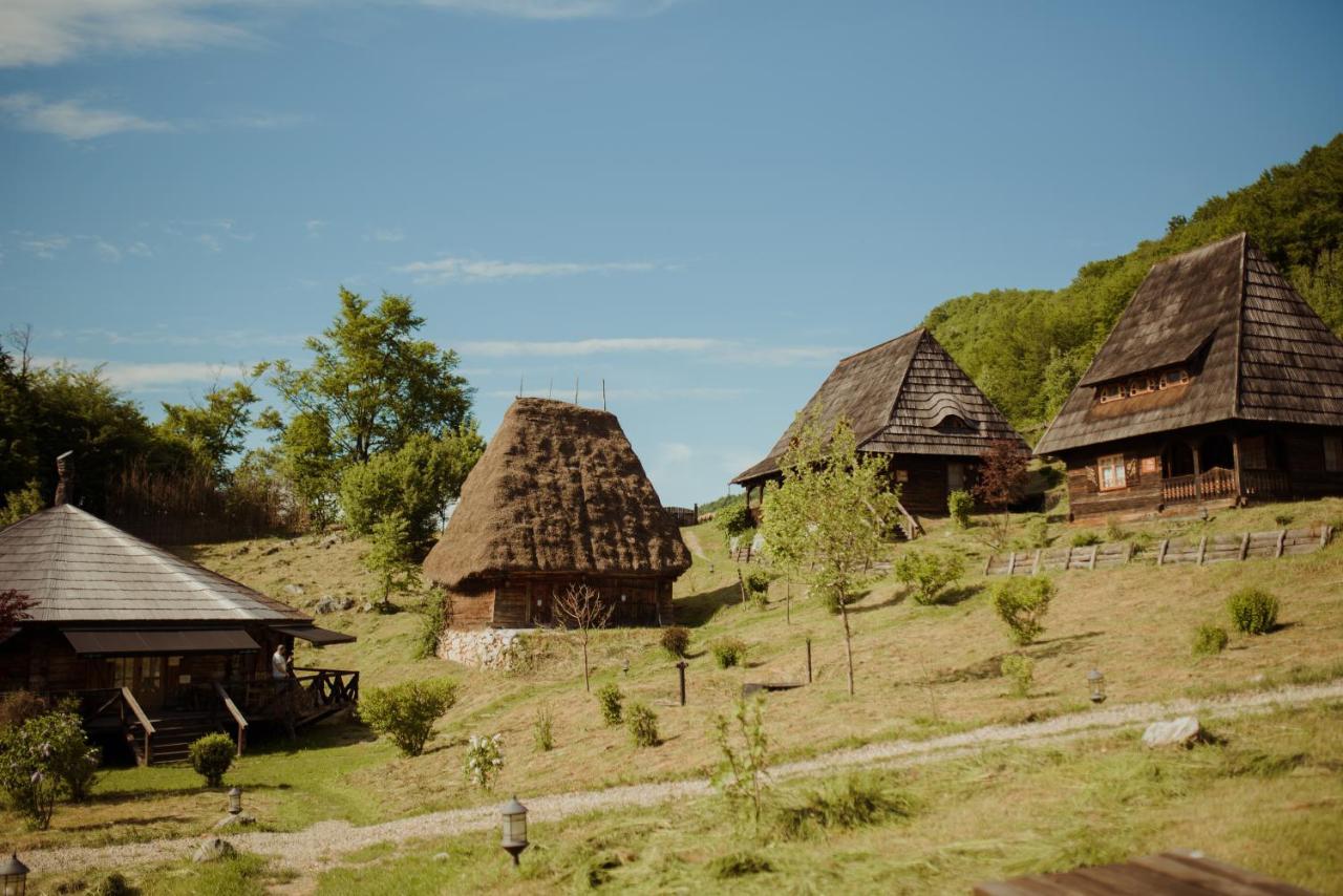 Raven'S Nest - The Hidden Village, Transylvania - Romania Sub Piatra Esterno foto