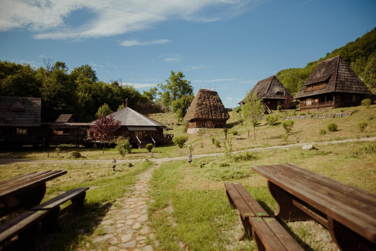 Raven'S Nest - The Hidden Village, Transylvania - Romania Sub Piatra Esterno foto