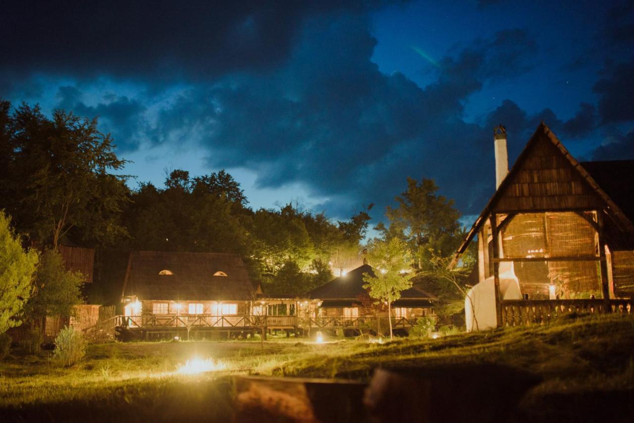 Raven'S Nest - The Hidden Village, Transylvania - Romania Sub Piatra Esterno foto