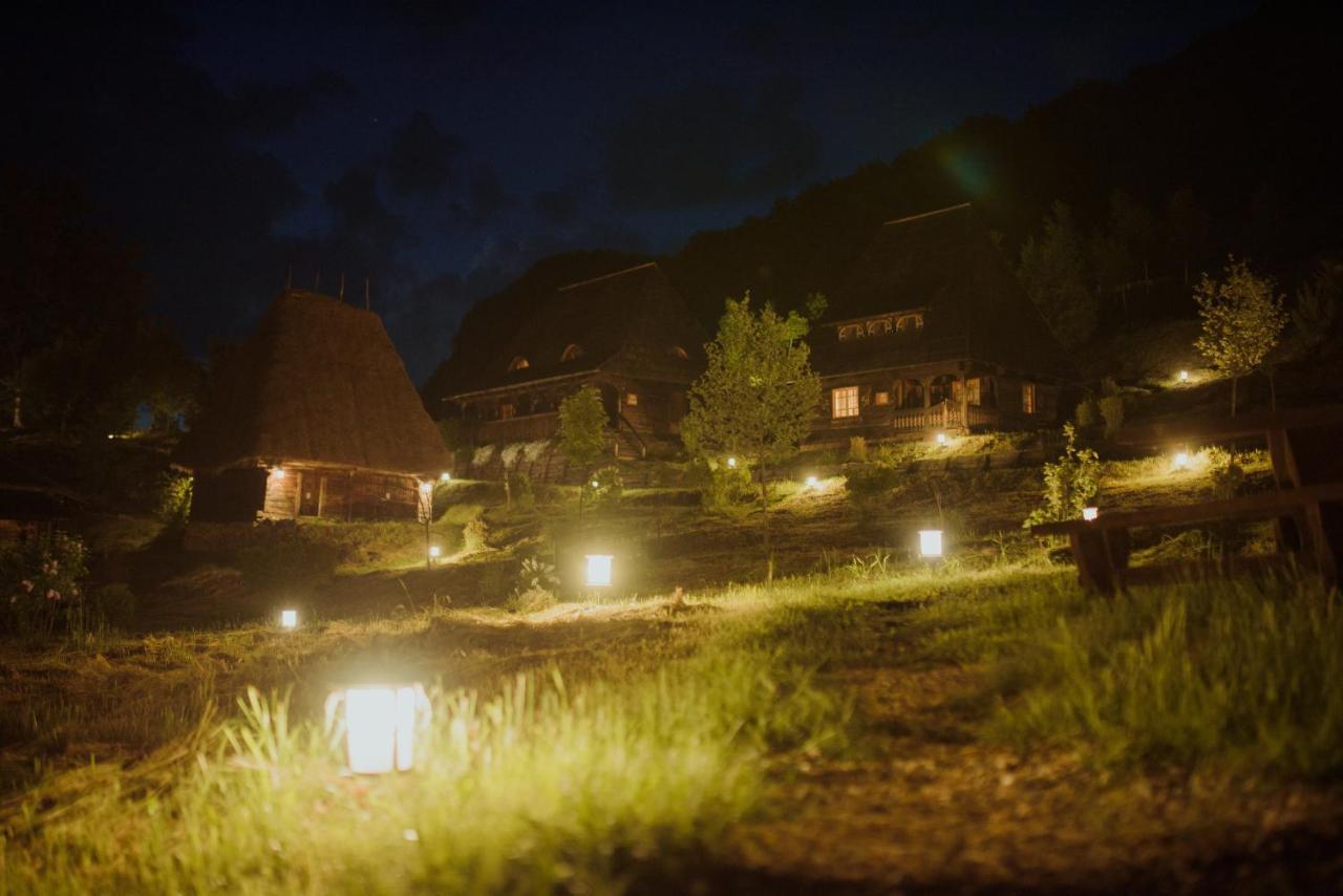Raven'S Nest - The Hidden Village, Transylvania - Romania Sub Piatra Esterno foto