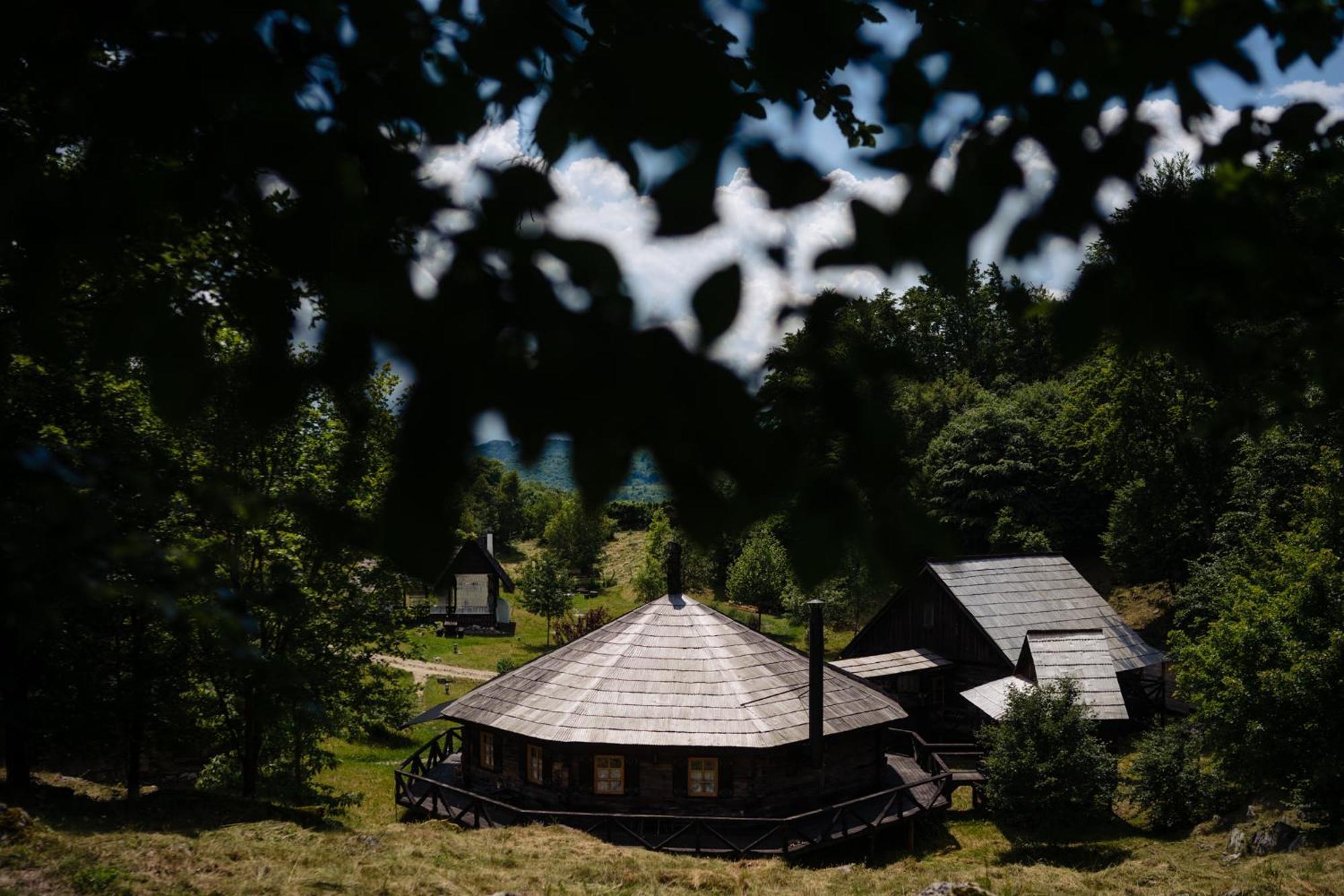 Raven'S Nest - The Hidden Village, Transylvania - Romania Sub Piatra Esterno foto