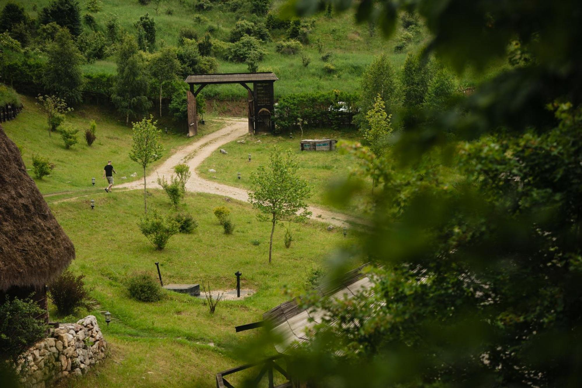 Raven'S Nest - The Hidden Village, Transylvania - Romania Sub Piatra Esterno foto